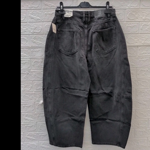 New Free People Curvy Venus Black/Noir high waist, Barrel Jeans, Size 28 - Picture 2 of 4